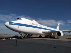 BBC: Trump s-a mutat în secret cu un camion de catering la noul avion din Turcia, pe fondul ameninţării cu rachete a Iranului